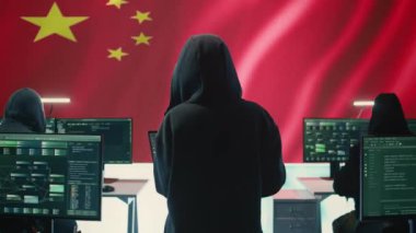 Çin 'de bir siber güvenlik odasında terörist biri ulusal sistemleri hackliyor, sahte haberler okuyor ve melez savaş propagandası yapıyor. Dijital paralı asker grubu yanlış bilgi ve sahtecilik yaydı. Kamera B.