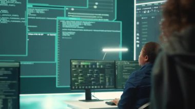 Hackerlar hükümet casusluğuna giriştiler ve yasadışı veri erişimi için sahtekarlık teknikleri kullandılar, ulusal güvenlik ihlali üzerinde çalıştılar. Casus yazılım ajansı büyük ekrandan erişim sağlıyor. Kamera A.