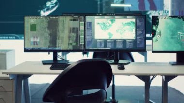 Boş federal gizli servis kontrol odası ulusal güvenlik alarmlarını takip etmek için kullanılıyor. Bir devlet dairesi için yüksek teknoloji teçhizatı. Geniş ekran ve telekomünikasyonlu ordu komuta merkezi..