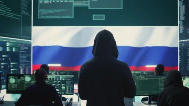 Rus siber güvenlik odasındaki en namussuz kişi sistemlere sızıyor, yanlış bilgiler yayıyor ve sahte haberler yayıyor. Melez savaş taktikleri ve uluslararası çatışma üzerine Rus hackerlar grubu. Kamera B.