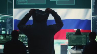 Bir Rus hackleme odasında propaganist siber güvenlik uzmanı melez savaşlarına odaklanıyor ve ülkenin beynini yıkamak için dijital tehditler savuruyor. Yanlış bilgi yaymak, siber terörizm. Kamera B.