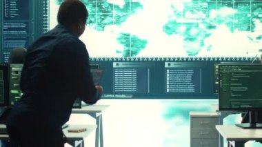 Hükümet hackerları yüksek teknoloji ofisindeki ağ sistemlerini sömürüyorlar, ulusal sunucu güvenliği için siber operasyonlar yürütüyorlar. Siber suçlarla savaşmak için veri koruma ve çevrimiçi güvenliğe odaklanın. Kamera A.