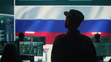 Rus ordusunun hükümet kontrol odasında çalışan askeri hacker rakip devletlerin ağ sistemlerini kırarak sahte haberler yayıyor ve melez savaş propagandası yapıyor. Beyin yıkama ideoloji stratejisi. Kamera B.