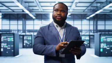 Gelişmiş teknolojiyle veri merkezini yöneten yazılım geliştiricisi, verimli ağ yönetimi sağlıyor. Sunucu odasında yürüyen yönetici, tablet, kamera B ile veri merkezi altyapısını optimize ediyor