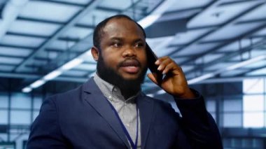 Veri merkezindeki programcının telefon konuşmalarını yakından çek, teftiş yap. Sahada bilişim uzmanı telefon görüşmesi sırasında sunucu merkezinde yöneticiyle konuşuyor, ana bilgisayarları izliyor, kamera A