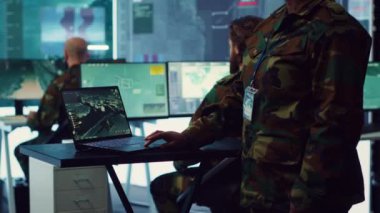 Donanma operasyon uzmanı, ulusal güvenliği sağlamak için kıyı şeridi boyunca gemileri inceliyor, keşif ve koruma için CCTV uydu radar sistemini kullanıyor. Askeri personel. Kamera A.