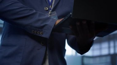 Veri merkezindeki yönetici, problem çözmek için dizüstü bilgisayardaki sistem tanılama testleri ve hata kontrol araçlarını çalıştırıyor. Ekip performansını etkileyen ağ sorunları arayan işçilerin yakın çekim görüntüleri, kamera A