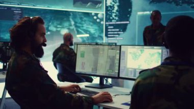 Keşif departmanı operatörü ulusal güvenlik görevi için çok önemli bilgiler topluyor, askerlere istihbarat aktarıyor. Telekomünikasyon personeli komuta merkezinde. Kamera B.