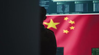Çin askeri personeli yüksek teknolojili bir hükümet hackleme odasında rakip ülkelerin devlet sırlarını çalmak için çalışıyor. Çin ordusu ileri teknolojiyi sömürüyor, korku salıyor. Kamera A.