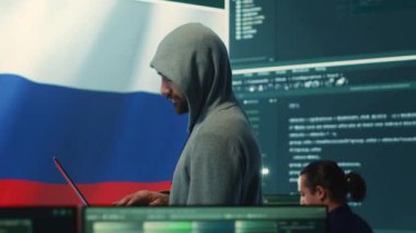 Hükümetin hackleme odasında bilgisayar sistemleriyle çalışan Rus siber güçleri. Siber terörizm, sahte haberler ve tehlikeli beyin yıkama, dijital paralı asker faaliyetleri. Kamera A.