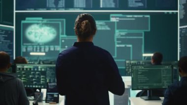 İşteki hükümet hackerları bilgi toplamak için sunucu altyapısına gelişmiş siber saldırılar planlıyorlar, yüksek teknoloji casus yazılım kavramı. Uzmanlar siber savaş hesaplarını hackliyor. Kamera B.