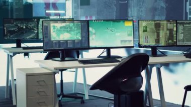 Boş askeri hava aracı kontrol merkezi uyduyu takip etmek ve ulusal güvenliği sağlamak için radar görüntülerini kullanıyor. Ordu istihbaratı ve keşif sistemi merkezde..