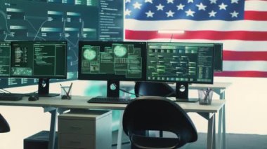 Büyük ekranda Amerikan bayrağını gösteren boş siber ortam. Siber operasyonları, dijital güvenliği ve bilgi güvenliği ve siber savunma için gelişmiş teknolojiyi vurgulamak. Kamera A.