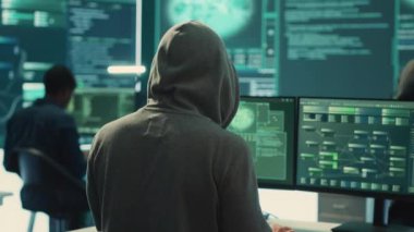 Siber güvenlik uzmanı, bir devlet dairesinde siber gözetim ve tehdit tespiti yapıyor. Siber suçları önleme ve kötü amaçlı yazılım tespiti yapan profesyonel hackerlar ekibi. Kamera A.