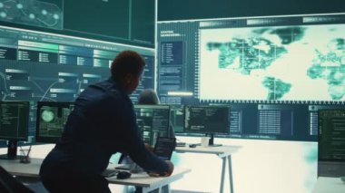 Hükümet hackerları yüksek teknoloji ofisindeki ağ sistemlerini sömürüyorlar, ulusal sunucu güvenliği için siber operasyonlar yürütüyorlar. Siber suçlarla savaşmak için veri koruma ve çevrimiçi güvenliğe odaklanın. Kamera B.
