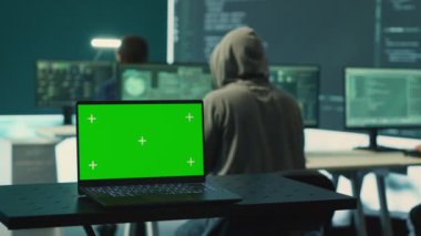 Yüksek teknoloji bürosundaki bir dizüstü bilgisayarda çalışan izole bir kopya alanı, büyük ekranlardaki dijital tehditleri analiz eden hükümet hackerları. Siber suçlar ve sahtekarlığa karşı koruma üzerinde çalışıyorum. Kamera A.