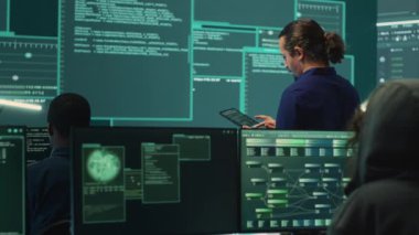 Neşeli hackerlar takımı ağ sistemlerinin içine sızıyor, başarılarını kutluyor ve melez savaş faaliyetleri sırasında bir adım öne çıkıyorlar. Veritabanı bilgilerini çalan memnun uzmanlar. Kamera A.