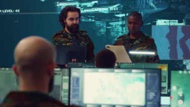 Mürettebat kaptanı ve genel kurmay, askeri karargahtaki birliklere CCTV keşif sistemini takip etmek için büyük bir ekranla brifing veriyor. Askerler veri topluyor. Kamera A.