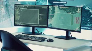 Hükümet anti-terör kontrol merkezi ulusal keşif için kullanılan uydu güvenlik kameralarında büyük bir radar ve ekran görüntüsü ile donatılmıştır. Boş askeri komuta alanı.