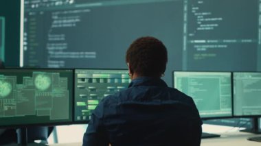Hükümet hackerları siber tehdit tespiti için büyük verileri analiz ediyor, ajans masalarında çalışıyor. Profesyonel uzman kadın siber istihbarat ve dijital tehditlerin önlenmesini analiz ediyor. Kamera A.
