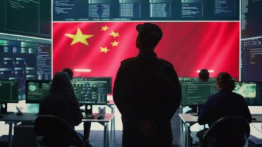 Çin askeri personeli yüksek teknolojili bir hükümet hackleme odasında rakip ülkelerin devlet sırlarını çalmak için çalışıyor. Çin ordusu ileri teknolojiyi sömürüyor, korku salıyor. Kamera B.