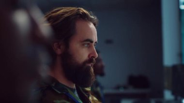 Ulusal uydu görüntülerini inceleyen bir bilgisayar uzmanı üsden genel merkeze gerçek zamanlı önemli bilgiler gönderiyor. Donanma Komutanı. Kamera A.