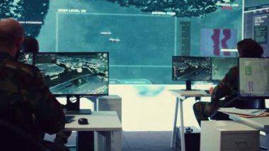 Donanma operatörlerinden oluşan çeşitli ekipler gelecekteki saha görevleri için istihbarat topluyor ve CCTV uydu gözetiminden önemli bilgiler sağlıyor. Ortak operasyonlar ve stratejiler koordine ediliyor. Kamera B.