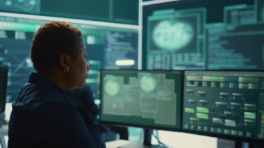 Hükümet hackerları siber tehdit tespiti için büyük verileri analiz ediyor, ajans masalarında çalışıyor. Profesyonel uzman kadın siber istihbarat ve dijital tehditlerin önlenmesini analiz ediyor. Kamera B.