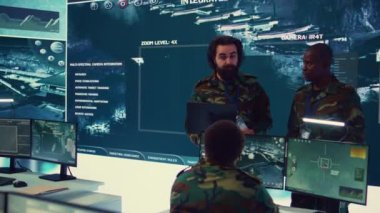 Mürettebat kaptanı ve genel kurmay, askeri karargahtaki birliklere CCTV keşif sistemini takip etmek için büyük bir ekranla brifing veriyor. Askerler veri topluyor. Kamera B.