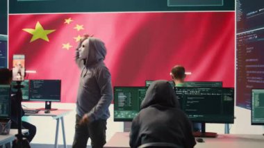 Çinli isimsiz bir suçlu fidye isterken kendini kaydediyor. İstihbarat sistemlerini hackliyor ve yanlış bilgi yayıyor. Yanlış yönlendirme. Melez savaşında otokrasi komünizm doktrini. Kamera B.