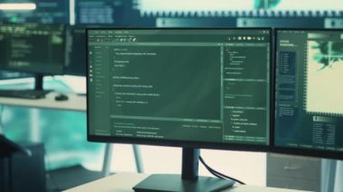 Bilgisayarlarla donatılmış boş bir devlet hackleme odası ve siber gözetim için büyük ekranlar. Siber güvenlik ajansı dijital güvenlik, siber savunma ve casusluk korumasına odaklanıyor. Kamera A.