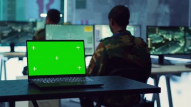 Askeri üs merkezindeki bir dizüstü bilgisayarda çalışan yeşil ekran. Ulusal güvenliği sağlamak için kıyı şeridi faaliyetlerini izleyen ordu subaylarından oluşan bir ekip. Askerler şüpheli gemiler tespit etti. Kamera A.
