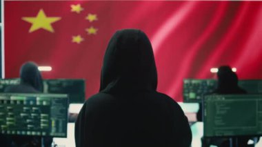 Çin bayrağı büyük ekranda gösterilen yüksek teknoloji ofisindeki hükümet bilgisayar korsanı, bilişim uzmanı siber casusluk ve suç faaliyetlerinde bulundu. Sahte haberler yaymak ve ülkenin beynini yıkamak. Kamera B.