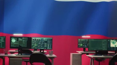Büyük ekranda Rus bayrağı olan boş devlet hackleme odası siber terör ve yanlış bilgilendirmeyi vurguluyor. Rus Federasyonu yanlış bilgilendirme kampanyalarını manipüle ediyor. Melez savaşı. Kamera A.