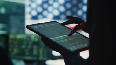 Siber güvenlik uzmanı Amerikan bayrağıyla birlikte devletin bilişim alanında. Siber tehditlere karşı korunmak için bir tablette siber güvenlik, şifreleme ve veri güvenliğinin izlenmesi. Kapatın. Kamera A.