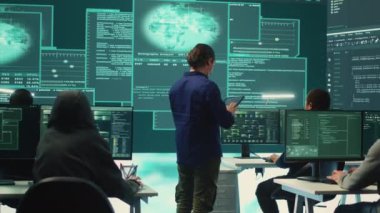 Profesyonel hackerlardan oluşan bir grup, hibrit savaş için önemli bilgileri çalmak amacıyla hükümet veritabanına girmeye çalışıyor. Uzmanlar yüksek teknoloji ofisindeki dolandırıcılık ve sahtekârlık faaliyetleri üzerinde çalışıyorlar. Kamera A.