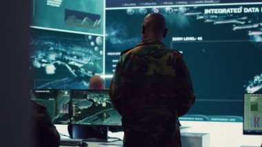 Kumandan ve mürettebatı radar sistemlerini, uydu ve CCTV üzerinden, düşman uçaklarını ya da füzelerini tespit etmek ve takip etmek için çalıştırıyorlar. Ordu subayı güvenliği garanti altına almak için büyük ekranı kullanır. Kamera A.