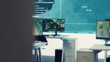 Boş askeri servis karargahı tehditleri veya ulusal güvenlik alarmlarını takip etmek için kullanılır. Federal bir teşkilat için yüksek teknolojili ekipmanlar. Geniş ekranlı, telekomünikasyonlu ordu komuta merkezi..