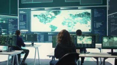 Melez savaşı sırasında dijital güvenlik faaliyetleri üzerinde çalışan hükümet hackerlarıyla birlikte siber operasyonlar merkezi. Uzmanlar güvenlik ve kötü amaçlı yazılım tespiti ve siber gözetim sağlıyorlar. Kamera B.