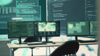 Hükümet hackleme ve tehdit tespiti için boş siber operasyon merkezi. Siber tehdit, siber suç ve dijital bilginin korunması teknolojisi ile donatılmıştır. Kamera A.
