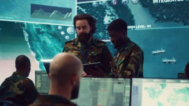 Piyade birliği lideri ve komutanından oluşan çeşitli takımlar radar gözetimi yoluyla istihbarat toplar, ulusal güvenliği sağlamak için bir dünya haritasını incelerler. Görev Kontrol Merkezi 'nde görev yapan memurlar. Kamera A.