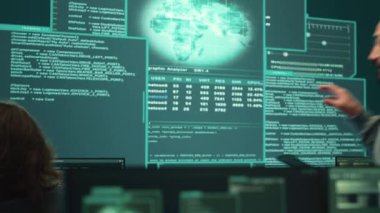 Siber araştırma ekibi bir devlet hackleme odasında çalışıyor, bilgisayar güvenliği ve yakalama üzerinde çalışıyor. Çevrimiçi güvenlik, dijital tehditler ve kötü amaçlı yazılım önlemeyi vurgulamak. Kamera A.