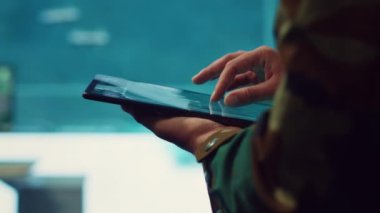 Ordu subayı, ulusal topraklardaki düşman uçaklarını ya da savaş gemilerini hedef alan bir dünya haritasında keşif sistemini inceliyor. Askeri personel mevzilenmiş birliklerin durumunu izliyor. Kapatın. Kamera A.