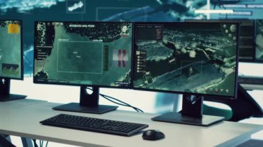 Büyük ekran ve uydu radar görüntüleriyle donatılmış boş bir askeri hava aracı kontrol odası. Ulusal Silahlı Kuvvetler Merkezi yüksek teknolojili..