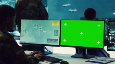 Askeri CCTV uydu sistemi ile ulusal güvenlik faaliyetlerini özel olarak takip ediyor. Komuta merkezindeki bir yeşil ekran ekranla çalışıyor. Bilgi işlem operatörü gemileri takip ediyor. Kamera A.
