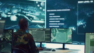 Uçak bakım teknisyeni, kara birliklerine yardım etmek için hava desteğini koordine ediyor. Gelecekteki savaş görevleri için doğru işlevleri yerine getiriyor. Gözetleme sistemlerini çalıştır. Kamera A.