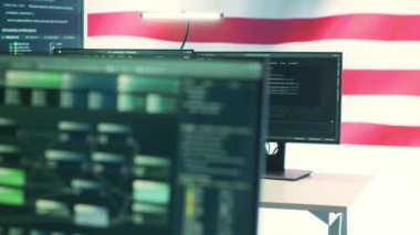 Amerikan bayrağı olan bir hükümet güvenlik operasyon merkezi. Siber tehdit analizi, güvenli operasyonlar ve siber güvenliği sağlamak için dijital adli tıbba odaklanın. Kamera A.