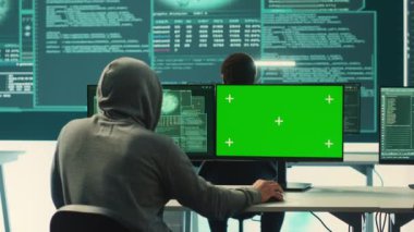 Siber gözetleme yapan profesyonel hükümet hackerları ekibi izole edilmiş kopya uzay ekranına bakıyor. Uzman, yüksek teknoloji ajansındaki siber güvenlik önlemlerini ve çevrimiçi güvenliği inceliyor. Kamera A.