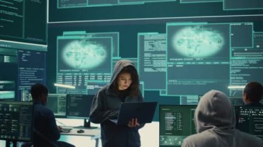 Hacker grubu yüksek teknoloji bürosundaki bir sistemi hacklemeyi başaramadı. Büyük ekranda kritik hata mesajı okuyorlar. Uzmanlar rakip devletlerden önemli veri tabanı bilgilerini çalmaya çalışıyorlar. Kamera B.