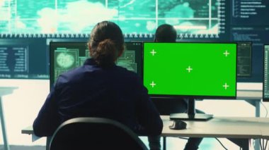 Hackleme uzmanı yüksek teknoloji bürosundaki izole bir kroma anahtar ekranıyla çalışıyor. Ulusal sunucuları devlet sırlarıyla koruyor. Hükümet bilgisayar korsanı tehdit tespit tedbirlerini inceliyor. Kamera A.